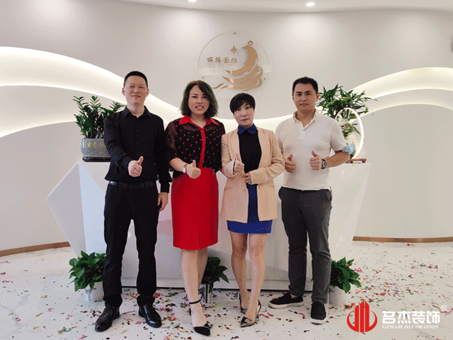 廣州辦公室裝修設(shè)計合影